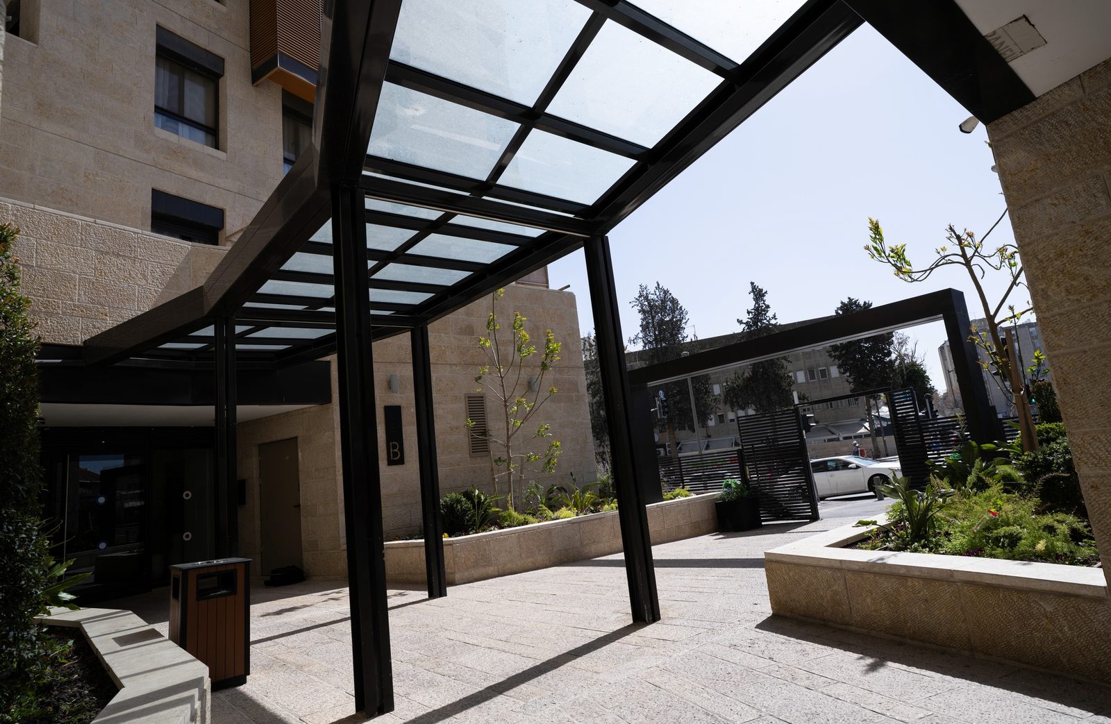 הסקיילייט מעל המעבר במבט לכיוון הכניסה למתחם